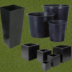 macetas de plastico negro